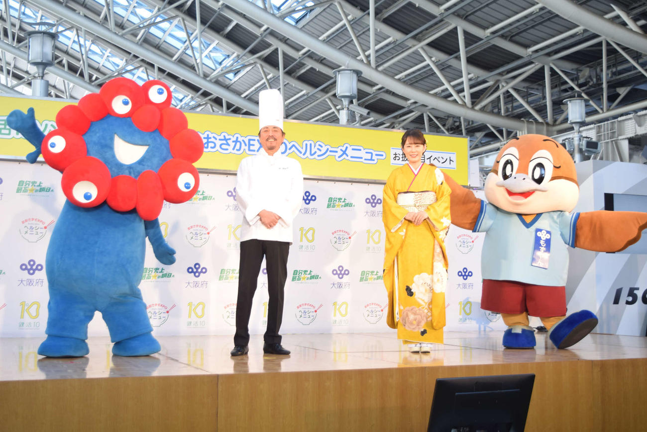 「健活10ソング・ダンス＆新おおさかEXPOヘルシーメニューお披露目イベント」に出席した（左から）ミャクミャク、林裕人氏、丘みどり、もずやん（撮影・阪口孝志）