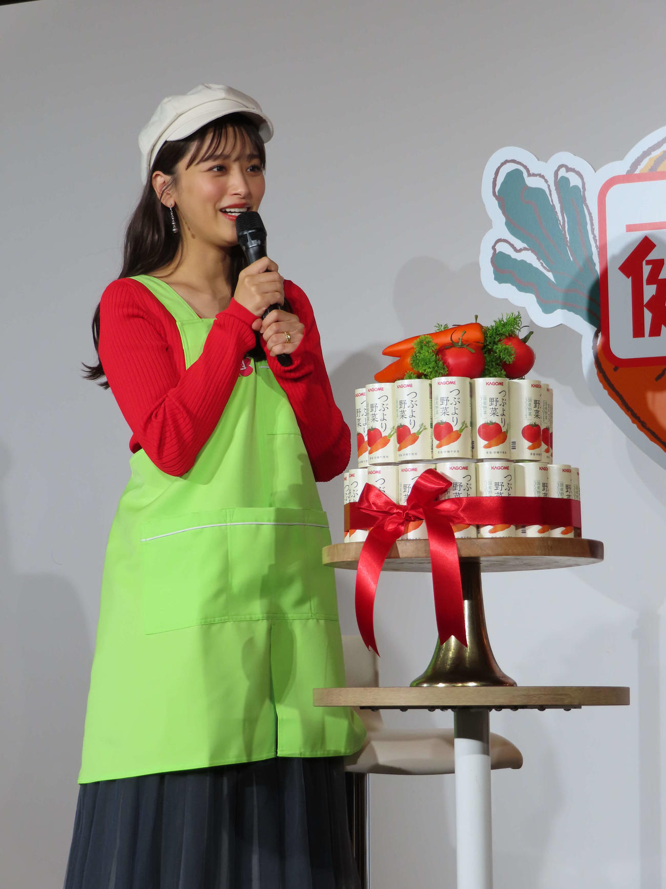 「カゴメ健康直送便ファーム」オープニングイベントで出産祝いを贈られ喜ぶ近藤千尋