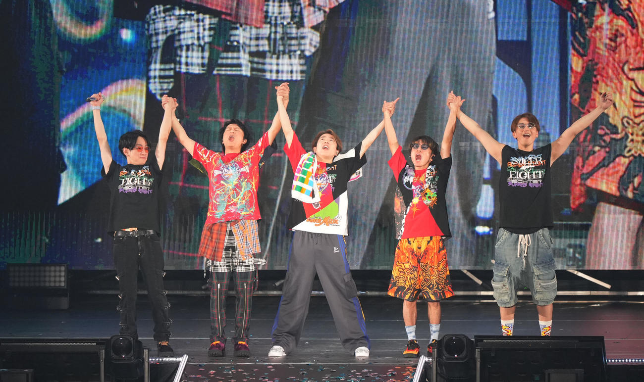 手をつなぎ声援に応えるSUPER EIGHT。左から横山裕、丸山隆平、村上信五、安田章大、大倉忠義（撮影・横山健太）