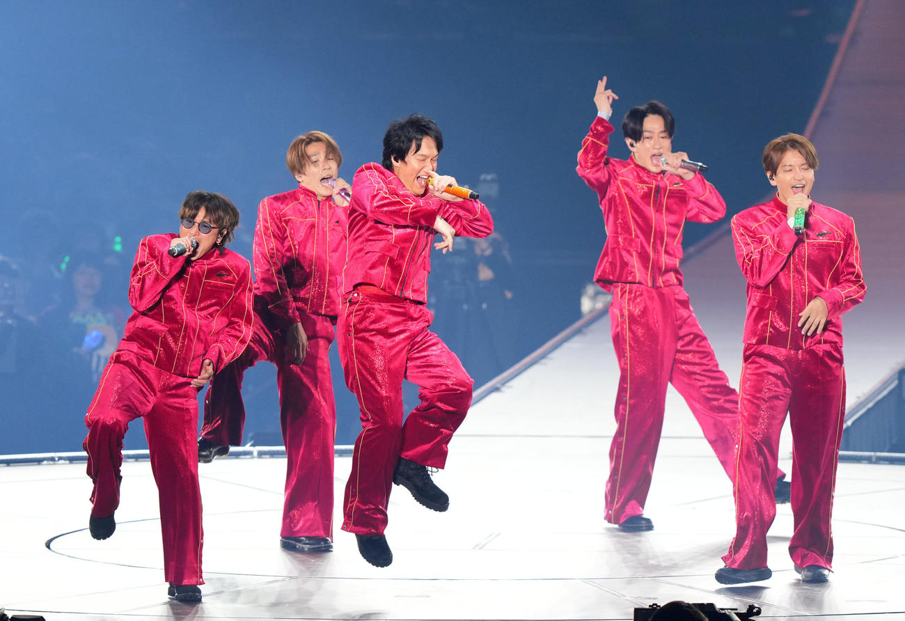 熱唱するSUPER EIGHT。左から安田章大、村上信五、丸山隆平、横山裕、大倉忠義（撮影・横山健太）