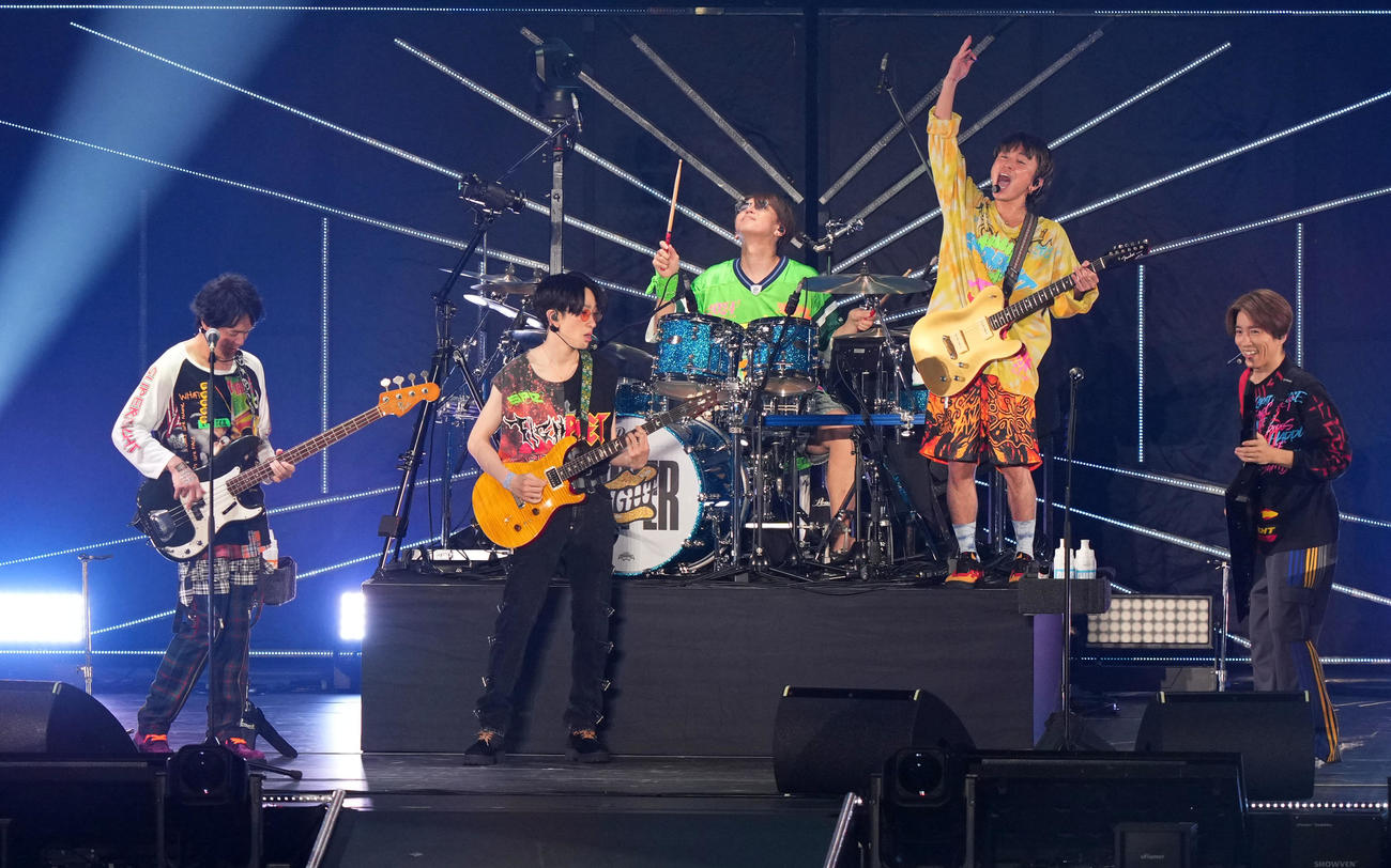 熱唱するSUPER EIGHT。左から丸山隆平、横山裕、大倉忠義、安田章大、村上信五（撮影・横山健太）
