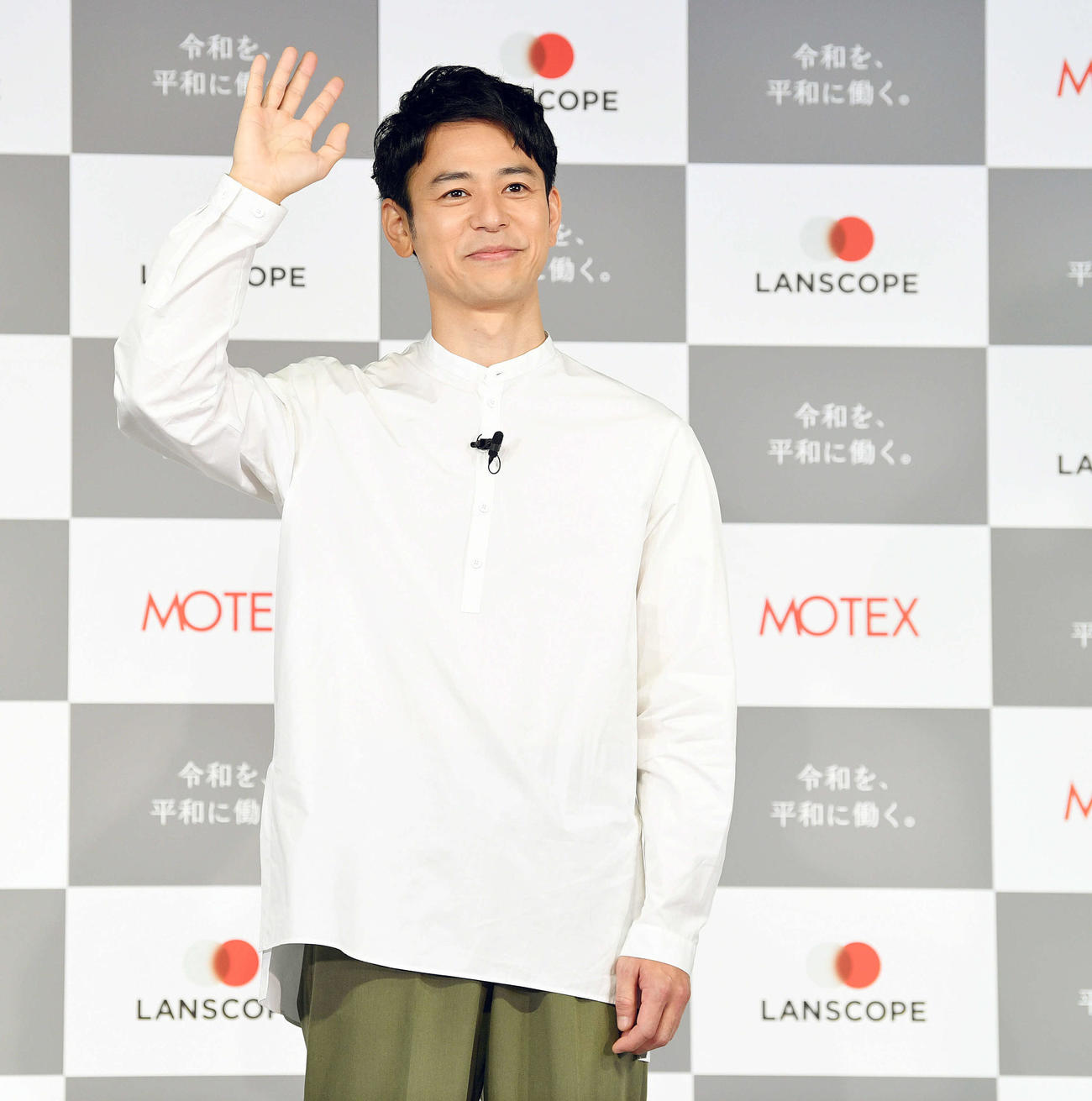 手を振る妻夫木聡（2021年撮影）