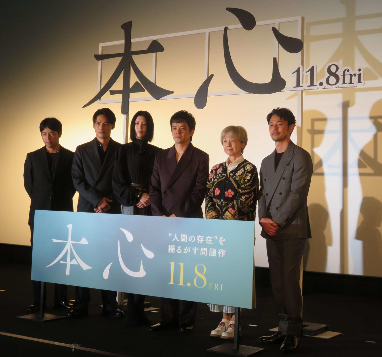 映画「本心」完成披露上映会に登壇した、左から石井裕也監督、水上恒司、三吉彩花、池松壮亮、田中裕子、妻夫木聡（撮影・村上幸将）