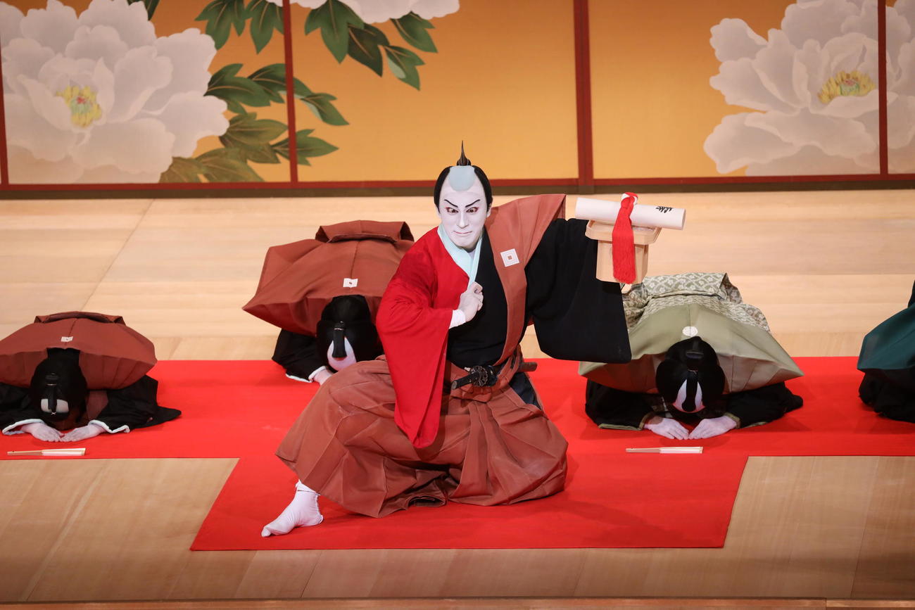 襲名興行をしめくくる大阪松竹座公演初日の舞台でにらみを披露した市川團十郎白猿