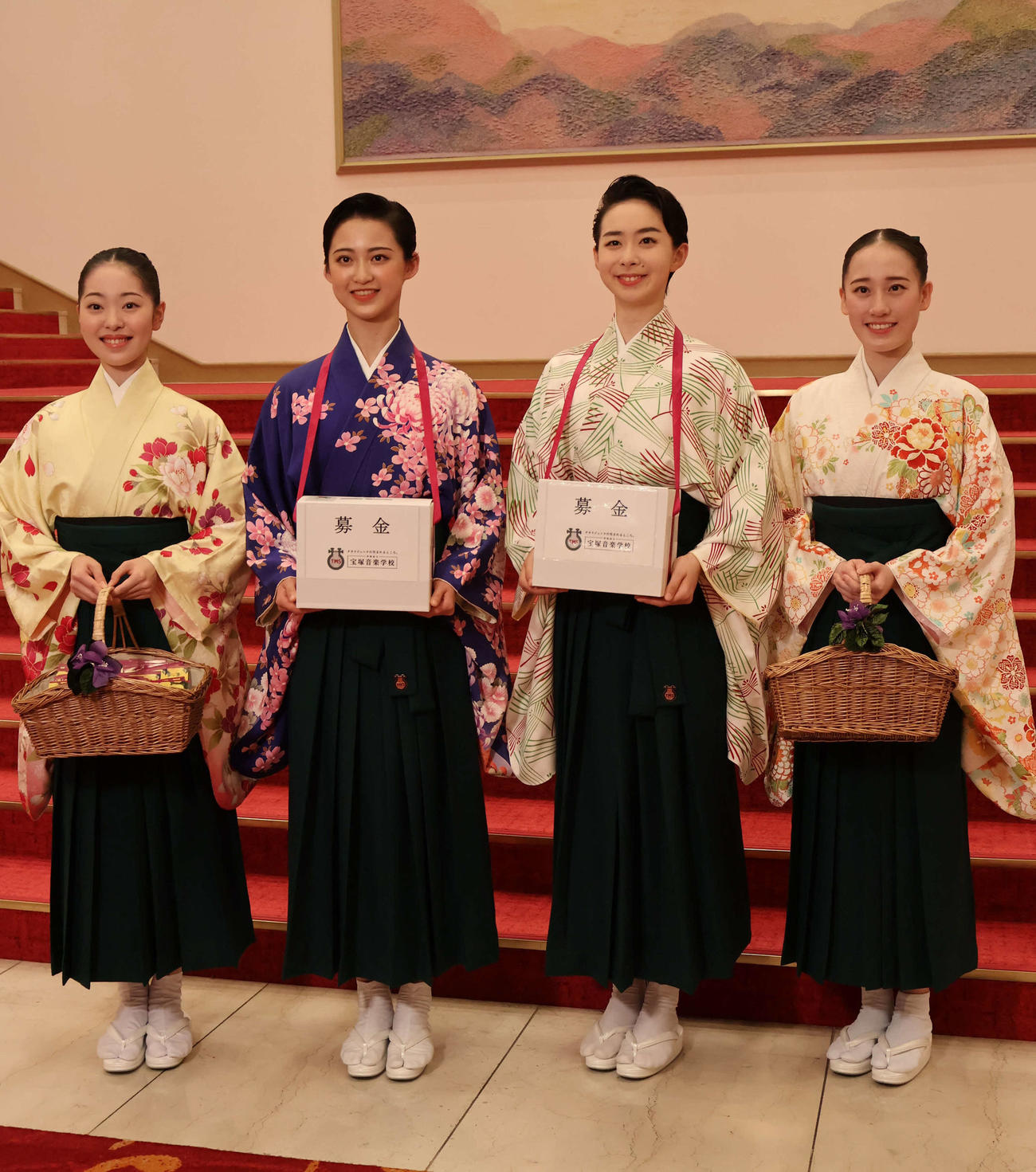 募金活動を終え、囲み取材に応じた宝塚音楽学校本科111期生代表の（左から）今井絢音さん、三枝友梨乃さん、光田悠那さん、南田愛弥さん（撮影・村上久美子）