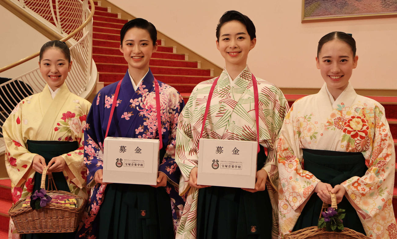 募金活動を終え、囲み取材に応じた宝塚音楽学校本科111期生代表の（左から）今井絢音さん、三枝友梨乃さん、光田悠那さん、南田愛弥さん（撮影・村上久美子）
