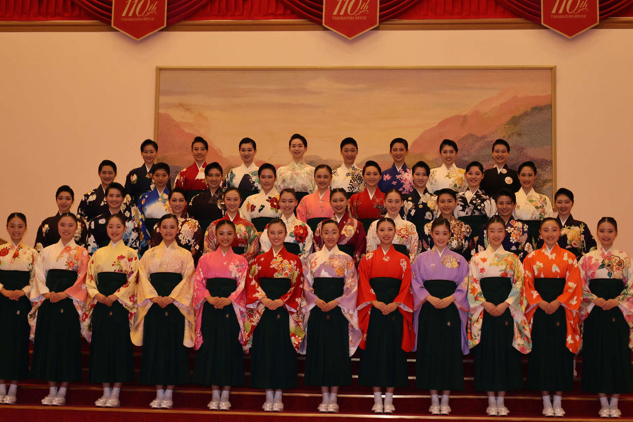 募金活動を終えた宝塚音楽学校本科111期生（撮影・村上久美子）