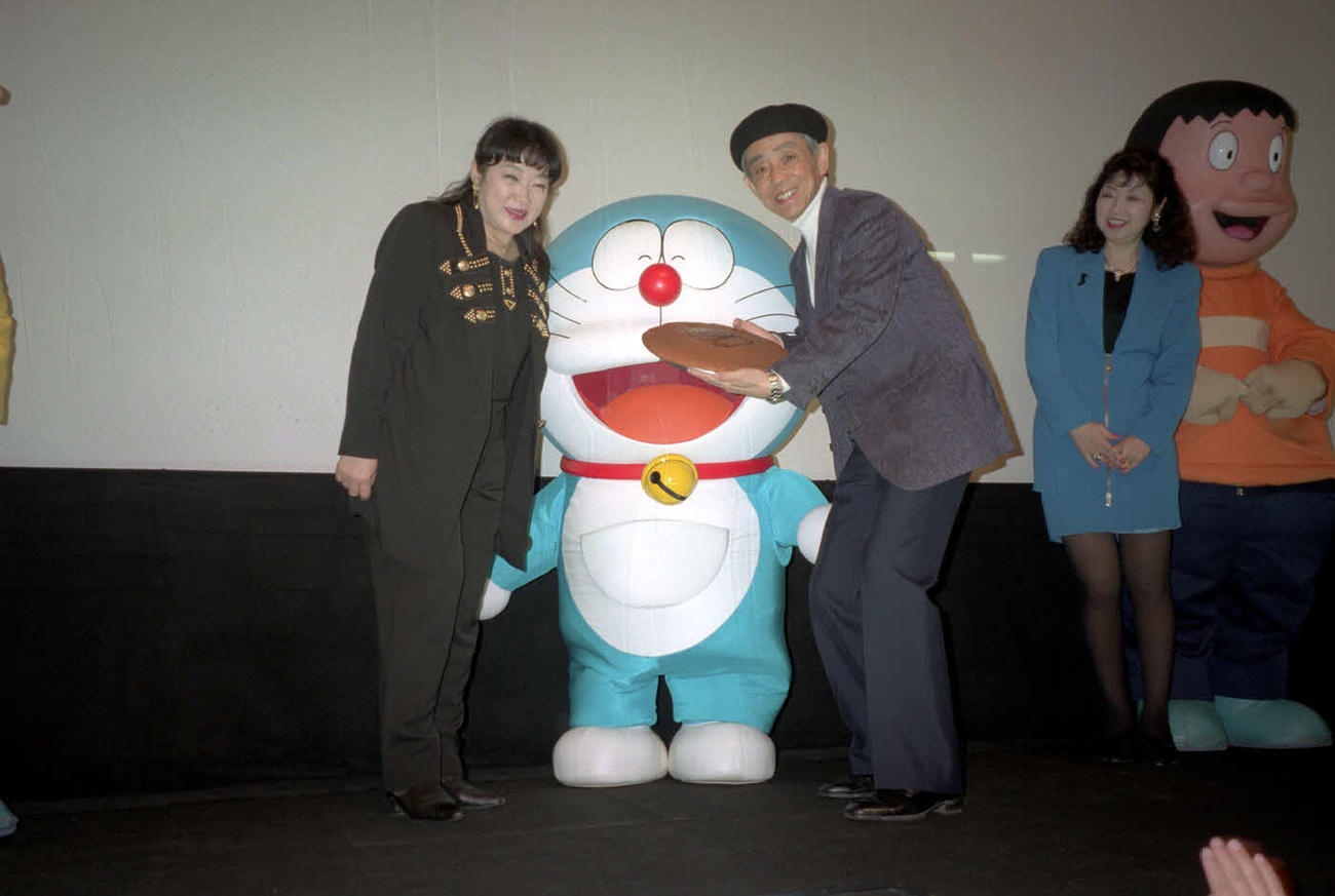 95年3月、ドラえもんと原作者の藤子・F・不二雄さんと写真に納まる大山のぶ代さん