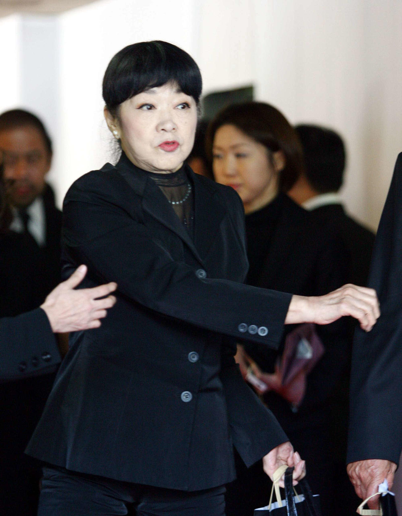 09年11月　森繁久弥さんのお別れ式に参列した大山のぶ代さん