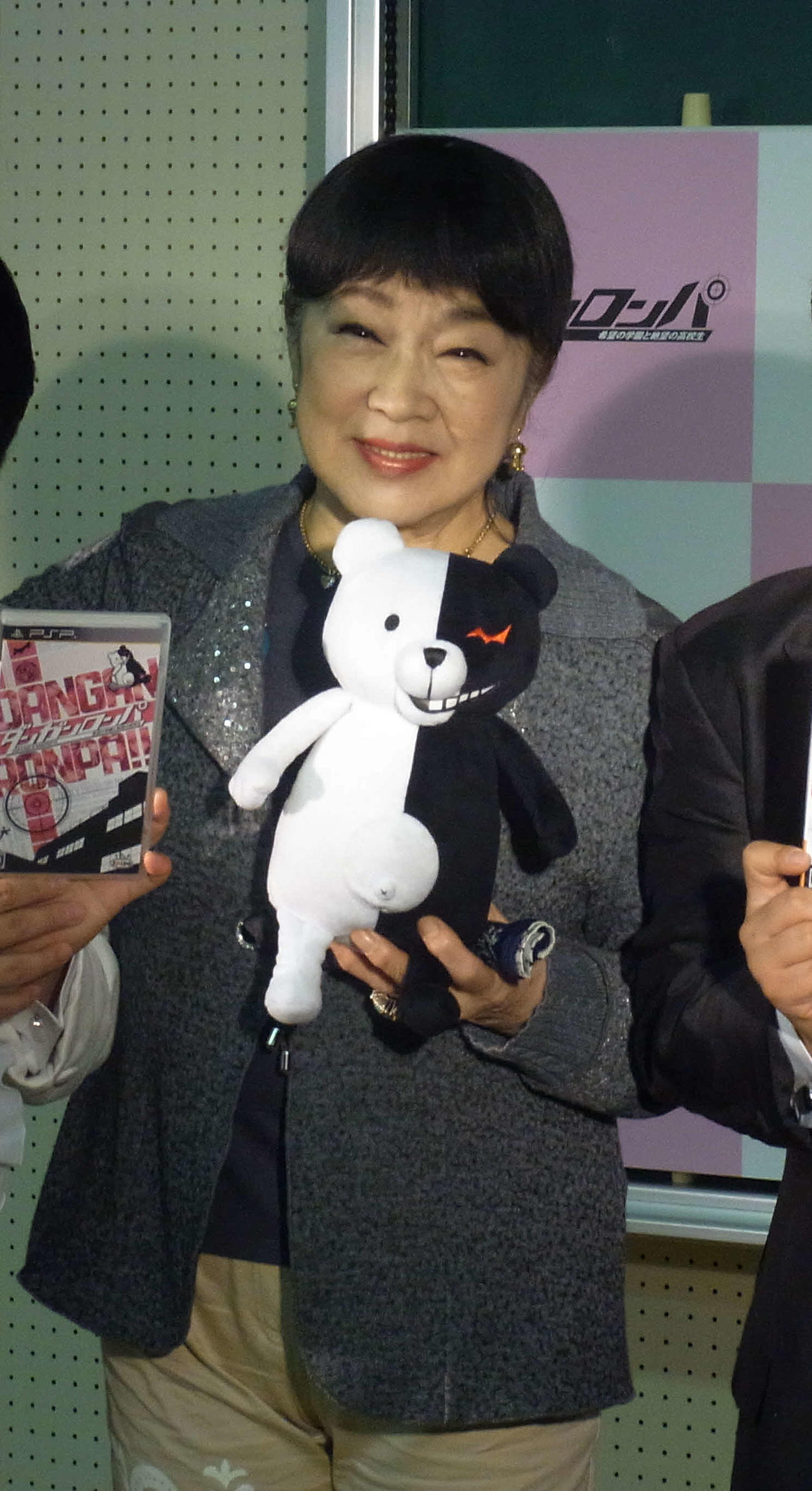 10年11月、1年ぶりに声優を務めた大山のぶ代さん　手にするモノクマの声を担当