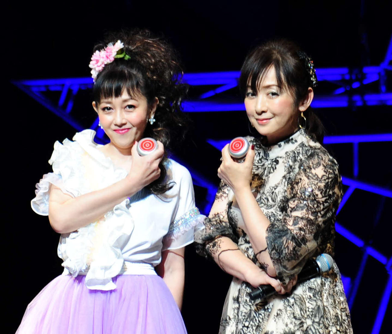 ドラマ「スケバン刑事」シリーズで主人公を演じた浅香唯（左）と斉藤由貴はヨーヨーを持ってポーズを決めた（2022年撮影）