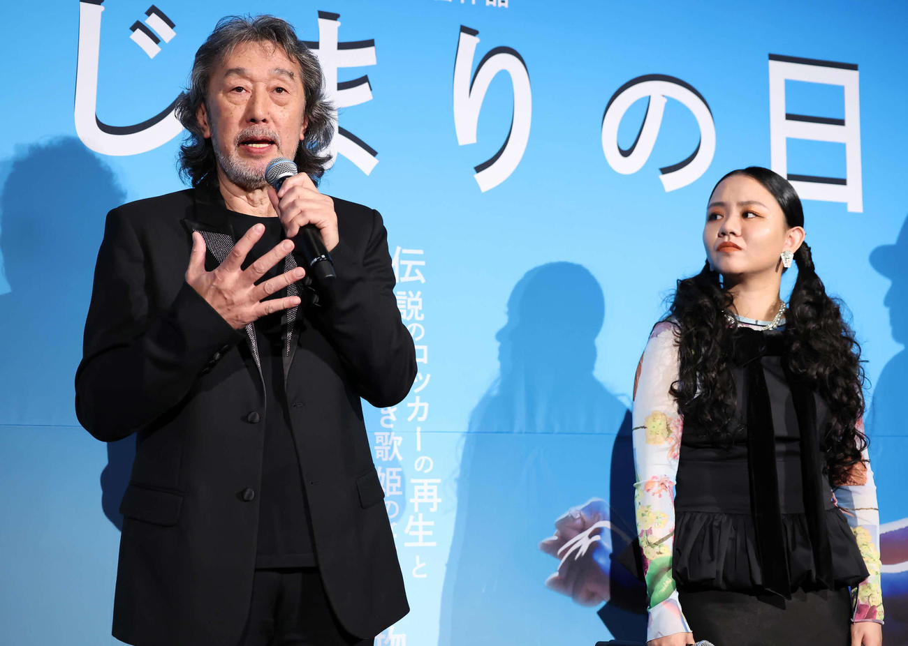 あいさつするexJAYWALKの中村耕一（左）。右は遥海（撮影・丹羽敏通）