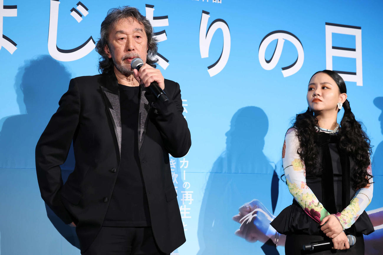 あいさつするexJAYWALKの中村耕一（左）。右は遥海（撮影・丹羽敏通）