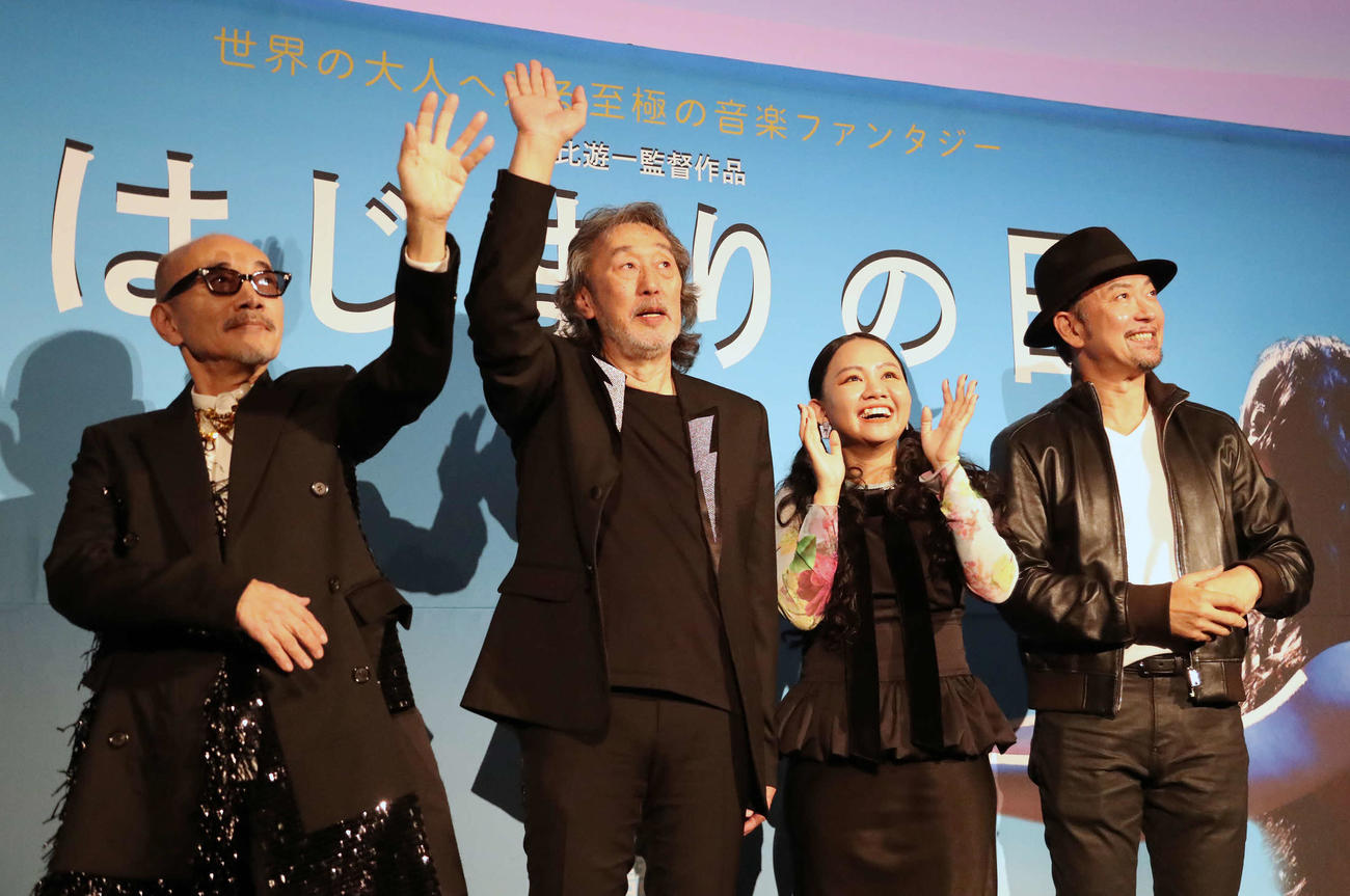映画「はじまりの日」初日舞台あいさつを終え手を振る、左から竹中直人、中村耕一、遥海、日比遊一監督（撮影・丹羽敏通）
