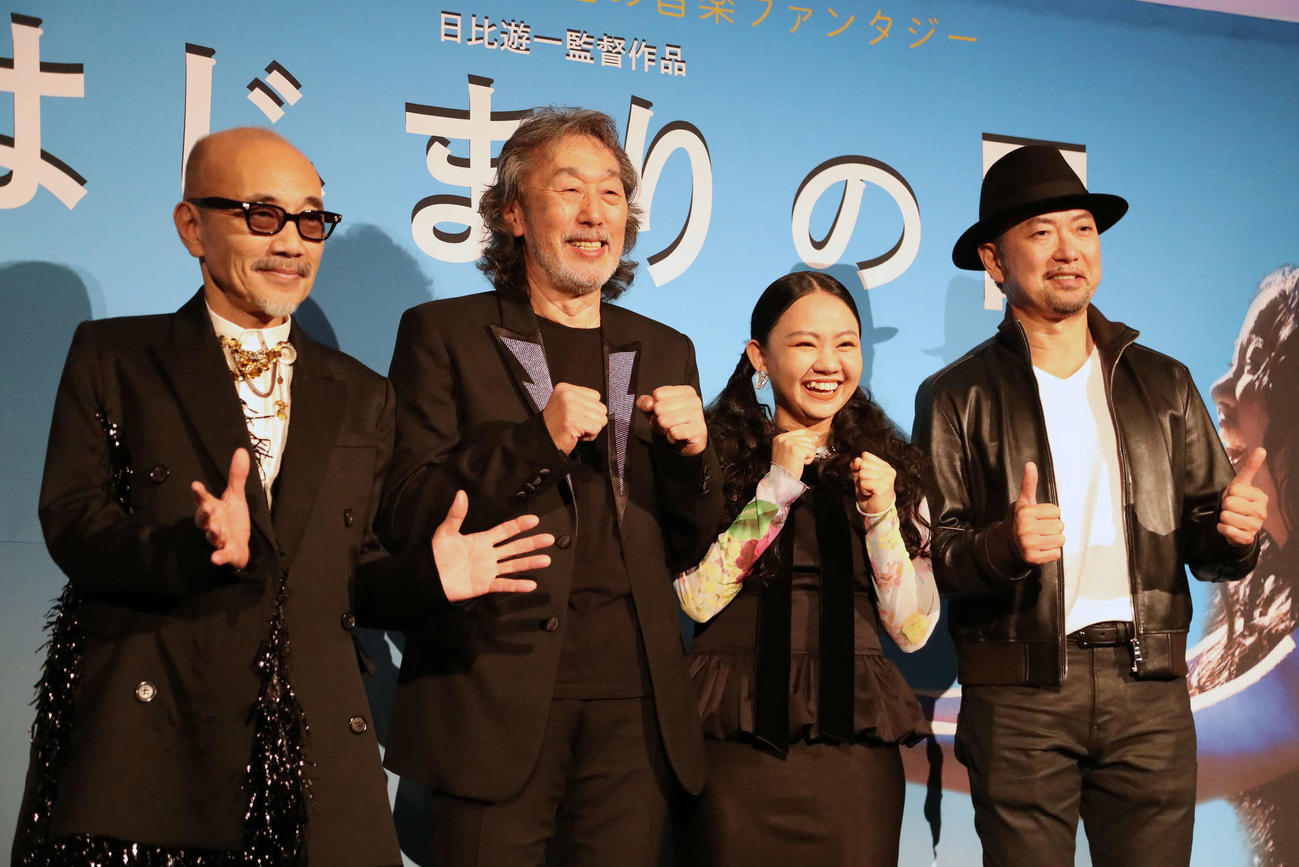 映画「はじまりの日」初日舞台あいさつを終えポーズを決める、左から竹中直人、中村耕一、遥海、日比遊一監督（撮影・丹羽敏通）