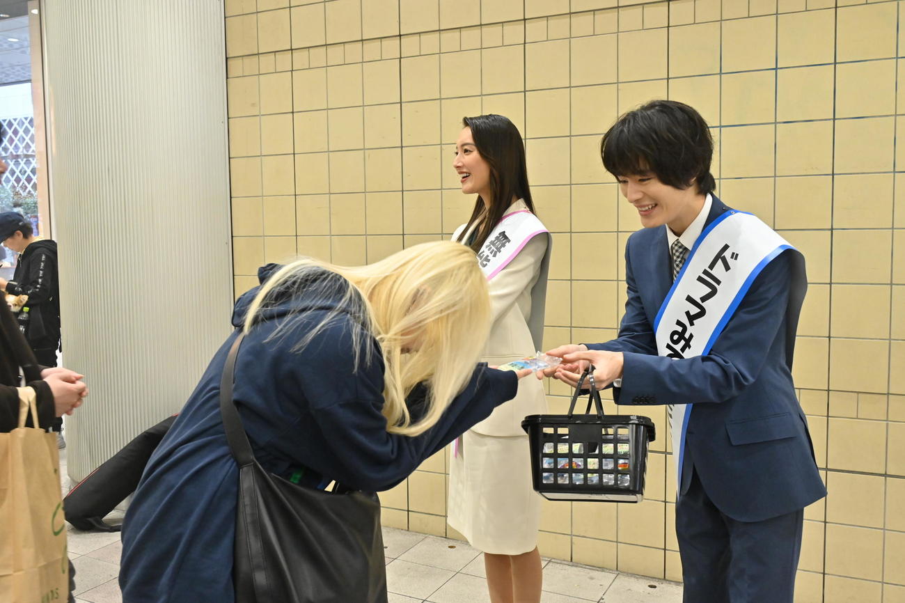 渋谷の通行人にアピールする菜々緒（左）と塩野瑛久