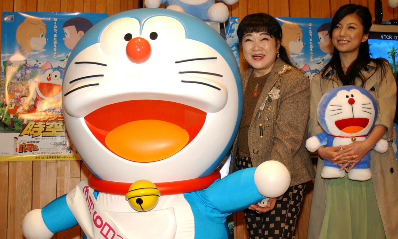 04年2月、「ドラえもんワンニャン時空伝」のアフレコを終えてドラえもんと記念最影する大山のぶ代さん