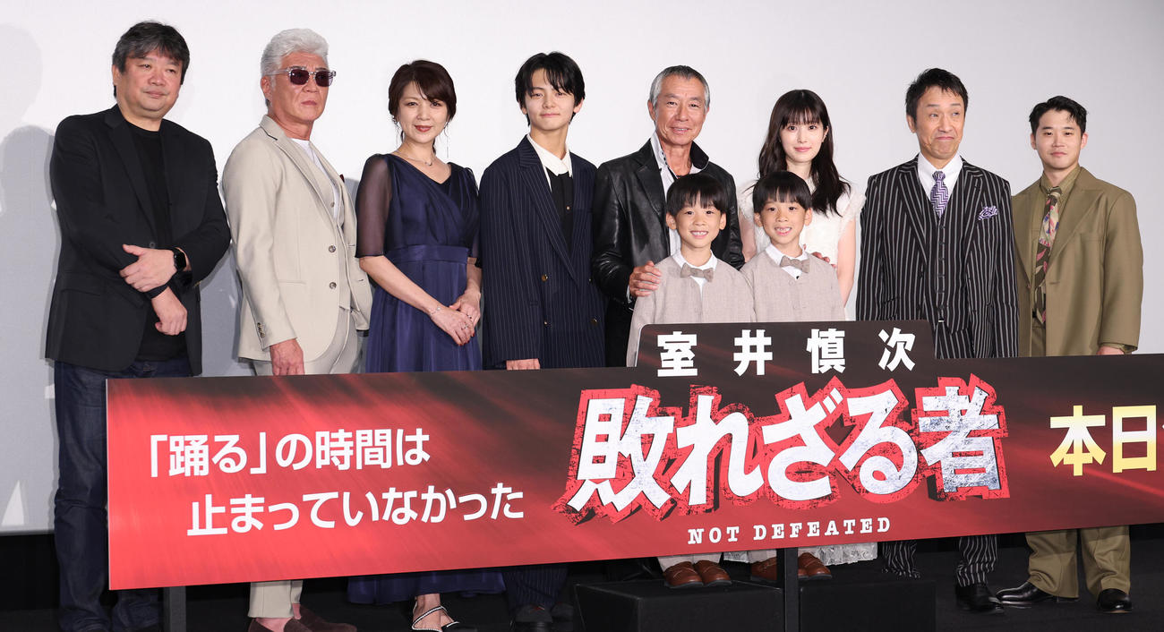 映画「室井慎次　敗れざる者」初日舞台あいさつを行った、後列左から本広克行監督、小沢仁志、飯島直子、齋藤潤、柳葉敏郎、福本莉子、筧利夫、矢本悠馬、前列左から前山くうが、前山こうが（撮影・中島郁夫）
