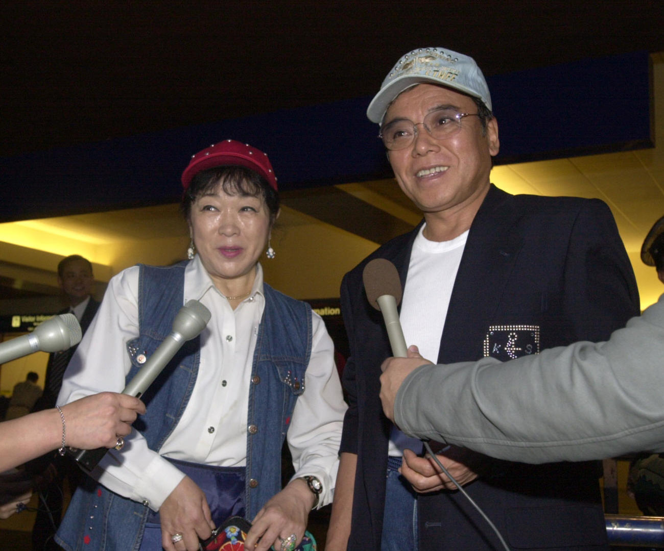 大山のぶ代さん、砂川啓介さん（本名山下啓一）夫妻＝2001年
