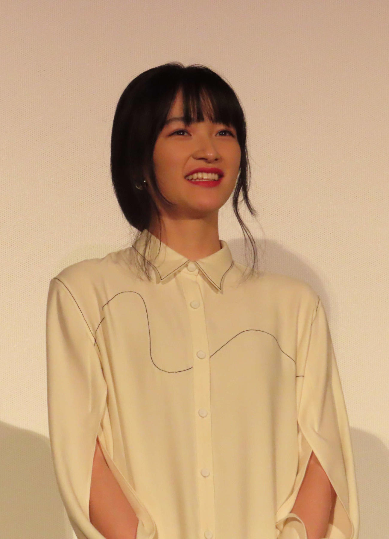映画「BISHU」初日舞台あいさつに出席した服部樹咲