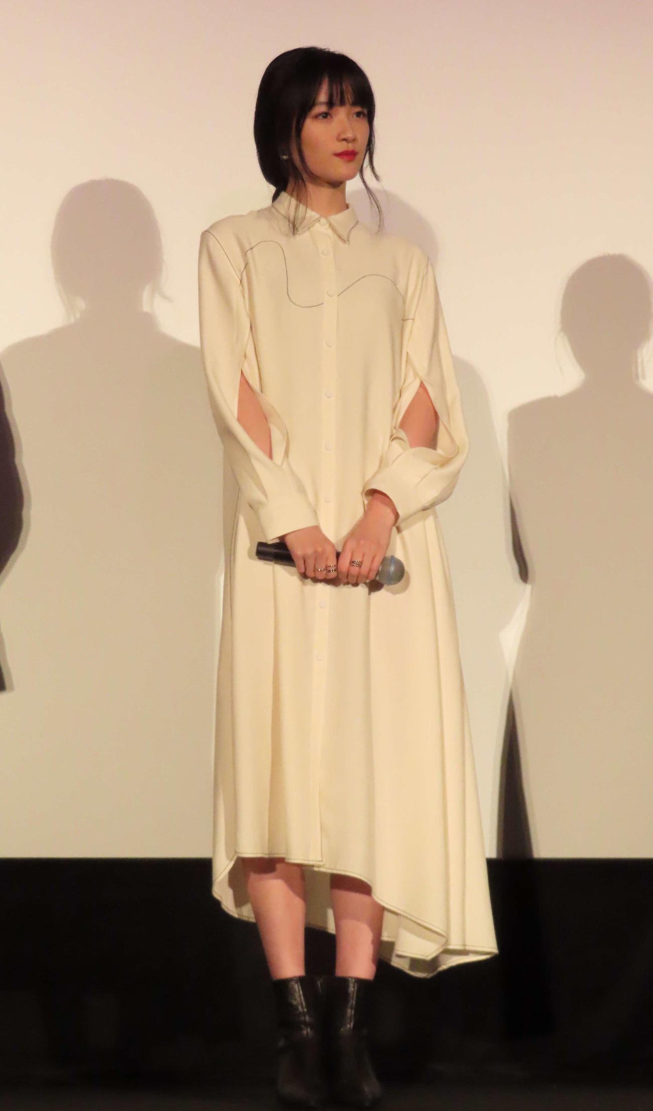 映画「BISHU」初日舞台あいさつに出席した服部樹咲