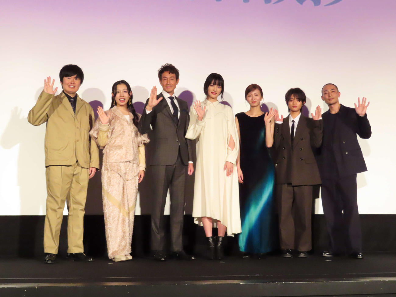 映画「BISHU」初日舞台あいさつに出席した、左から西川達郎監督、長沢樹、吉田栄作、服部樹咲、岡崎紗絵、黒川想矢、田中俊介
