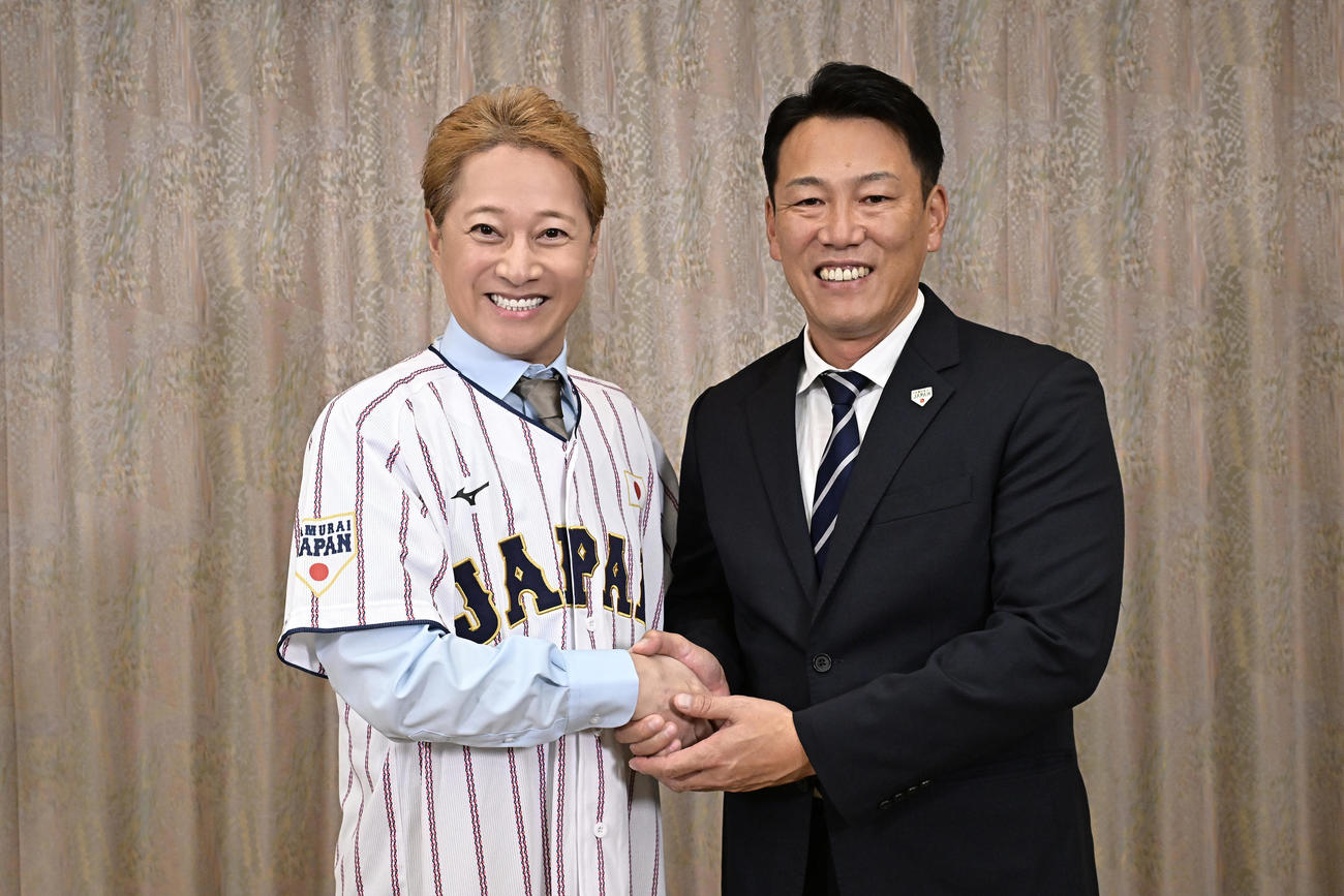WBC「侍ジャパン公認サポートキャプテン」に就任した中居正広（左）と侍ジャパン井端弘和監督