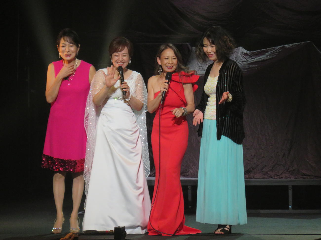 「ヤガ祭りthe 6th Legends～with岩崎宏美～」のステージから観客に挨拶する、左から国府弘子、岩崎宏美、八神純子、宮本貴奈