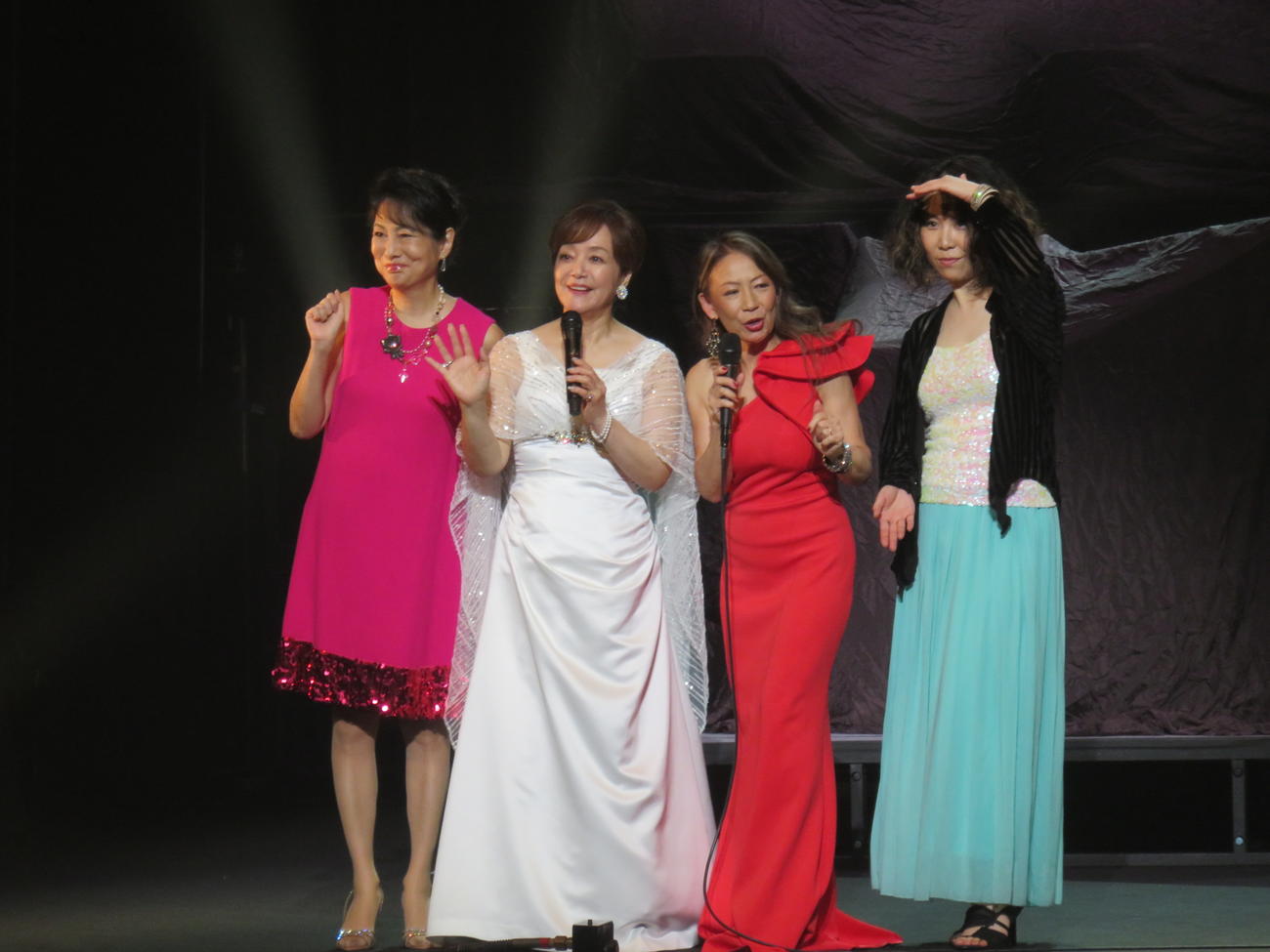 「ヤガ祭りthe 6th Legends～with岩崎宏美～」のステージから観客に挨拶する、左から国府弘子、岩崎宏美、八神純子、宮本貴奈