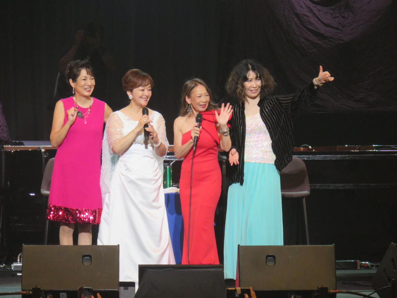 「ヤガ祭りthe 6th Legends～with岩崎宏美～」のステージから観客に挨拶する、左から国府弘子、岩崎宏美、八神純子、宮本貴奈