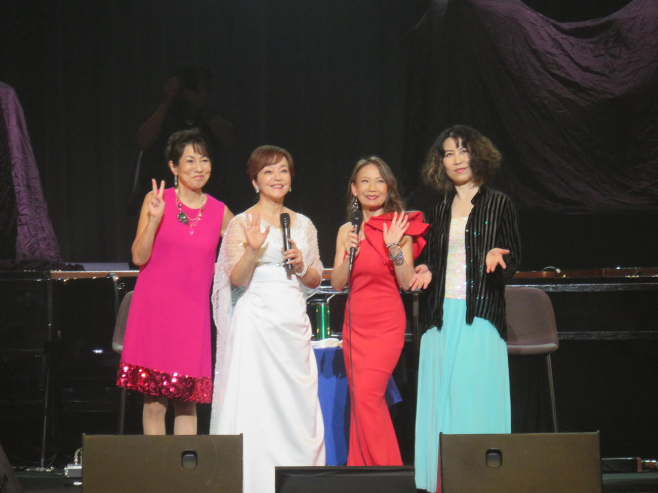 「ヤガ祭りthe 6th Legends～with岩崎宏美～」のステージから観客に挨拶する、左から国府弘子、岩崎宏美、八神純子、宮本貴奈
