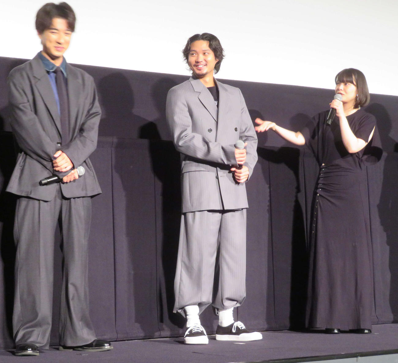 映画「若き見知らぬ者たち」公開記念舞台あいさつに登壇した、左から福山翔大、磯村勇斗、岸井ゆきの（撮影・村上幸将）