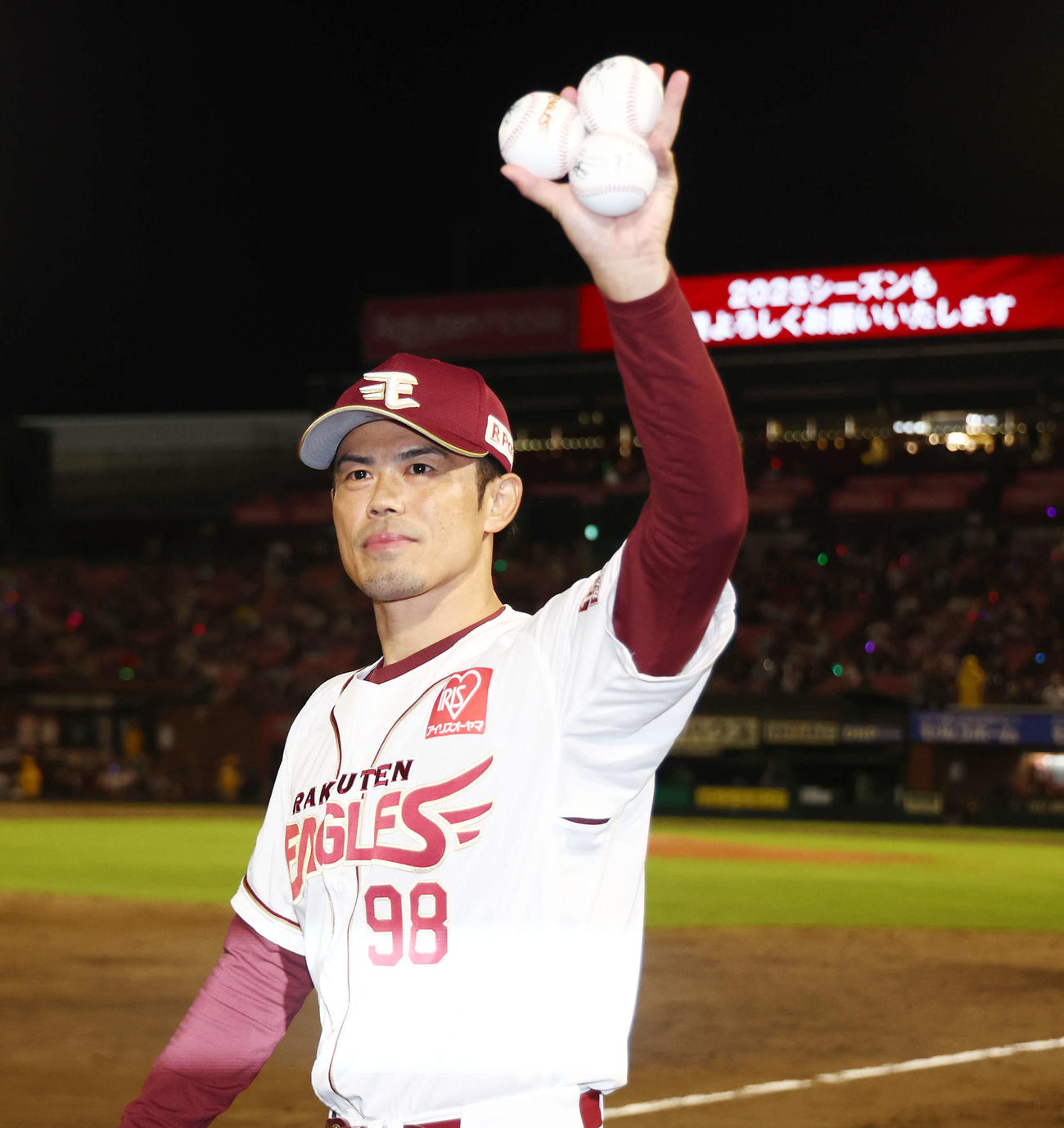 9日、試合後セレモニーでのあいさつを終え、場内1周する楽天今江監督（撮影・河田真司）