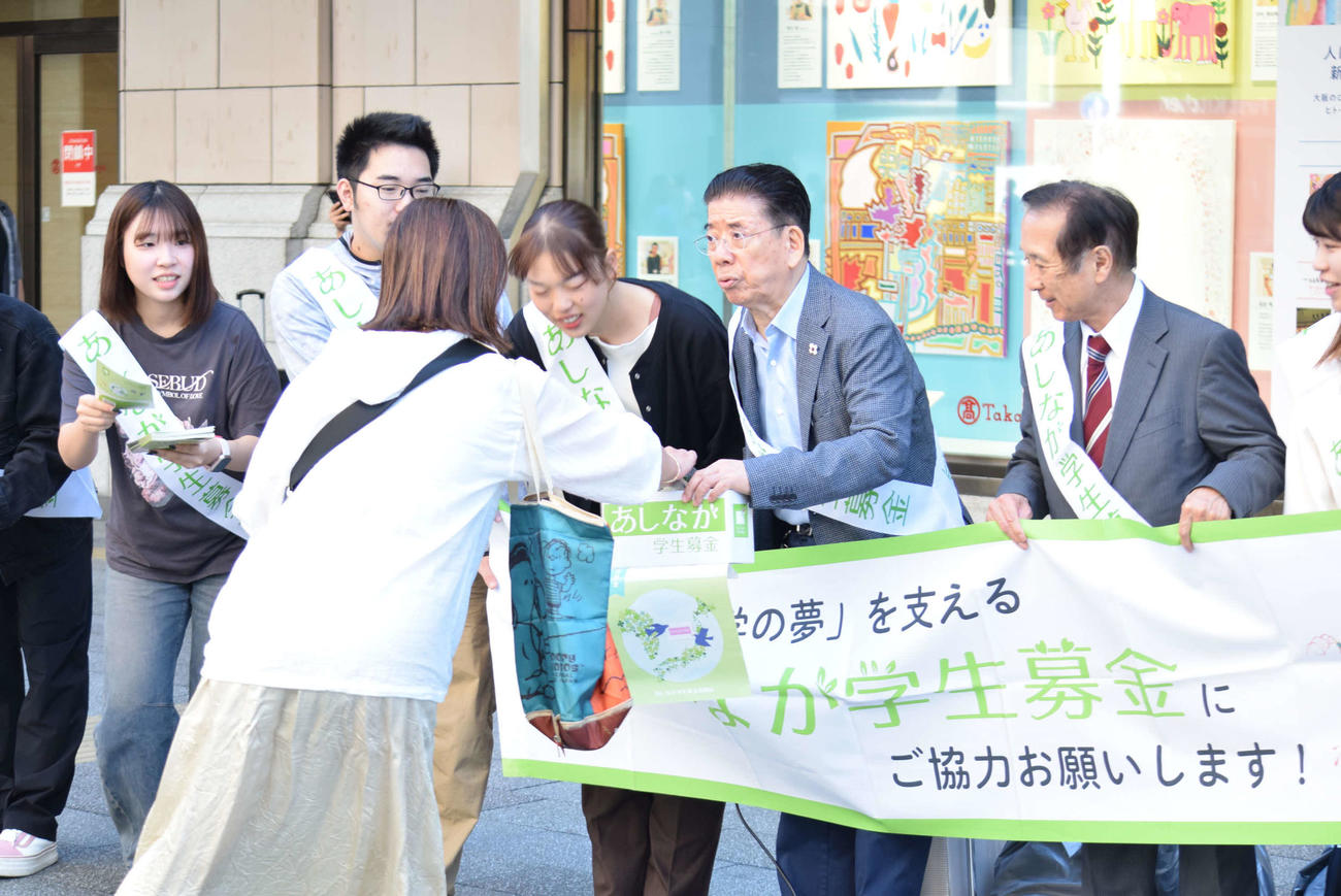 「あしなが学生募金」オープニングセレモニーで募金に感謝する西川きよし（右から2人目）（撮影・阪口孝志）