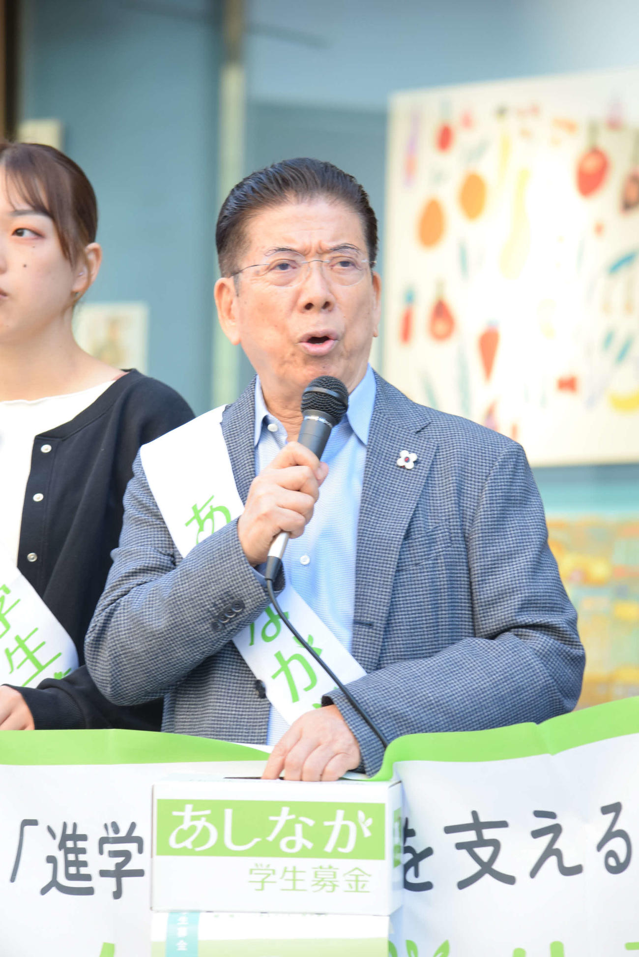 「あしなが学生募金」オープニングセレモニーで募金を呼びかける西川きよし（撮影・阪口孝志）
