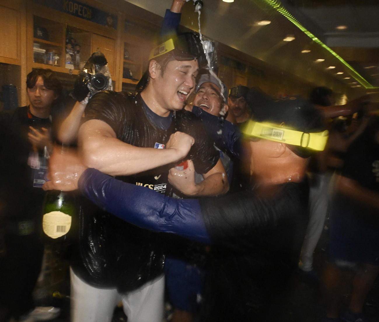 リーグ優勝決定シリーズに進出を決め、ロバーツ監督（右）とシャンパンファイトを楽しむドジャース大谷（代表撮影）