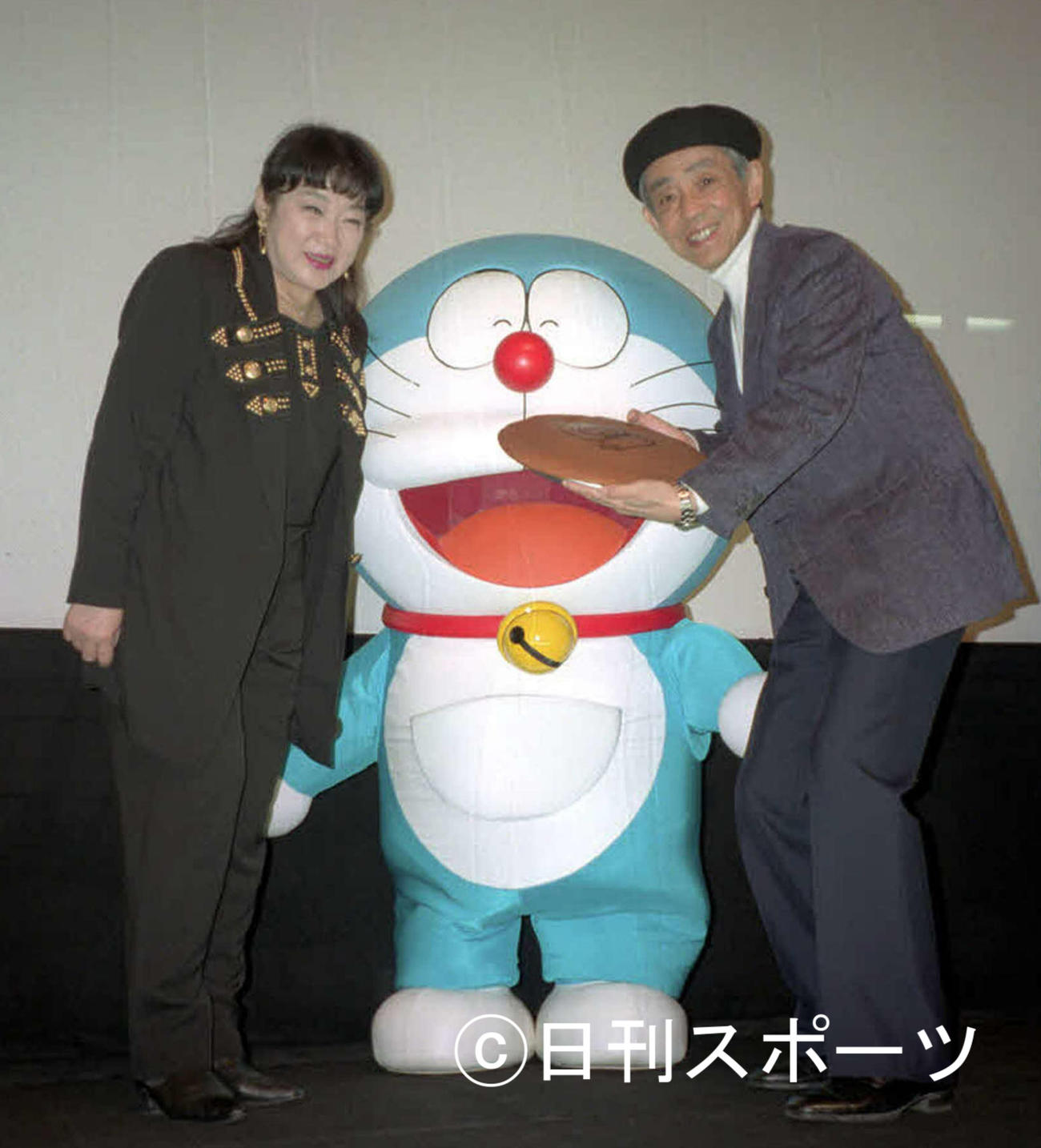 藤子・Ｆ・不二雄の藤本弘さん（右）。左はドラえもんと声優大山のぶ代さん（1995年3月4日撮影）　