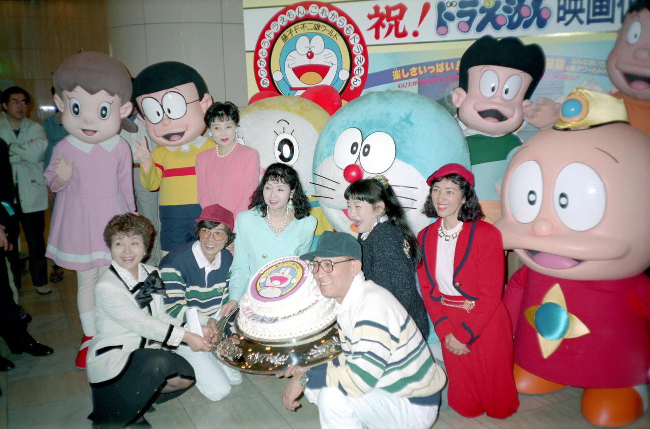 94年3月、映画「ドラえもん・のび太と夢幻三剣士」舞台あいさつに登場した大山のぶ代さん（中央右）ら声優陣。手前左から時計回りにしずか役の野村道子、スネ夫役の肝付兼太さん、ドラミ役のよこざわけい子、のび太役の小原乃梨子さん、1人おいてジャイアン役のたてかべ和也さん