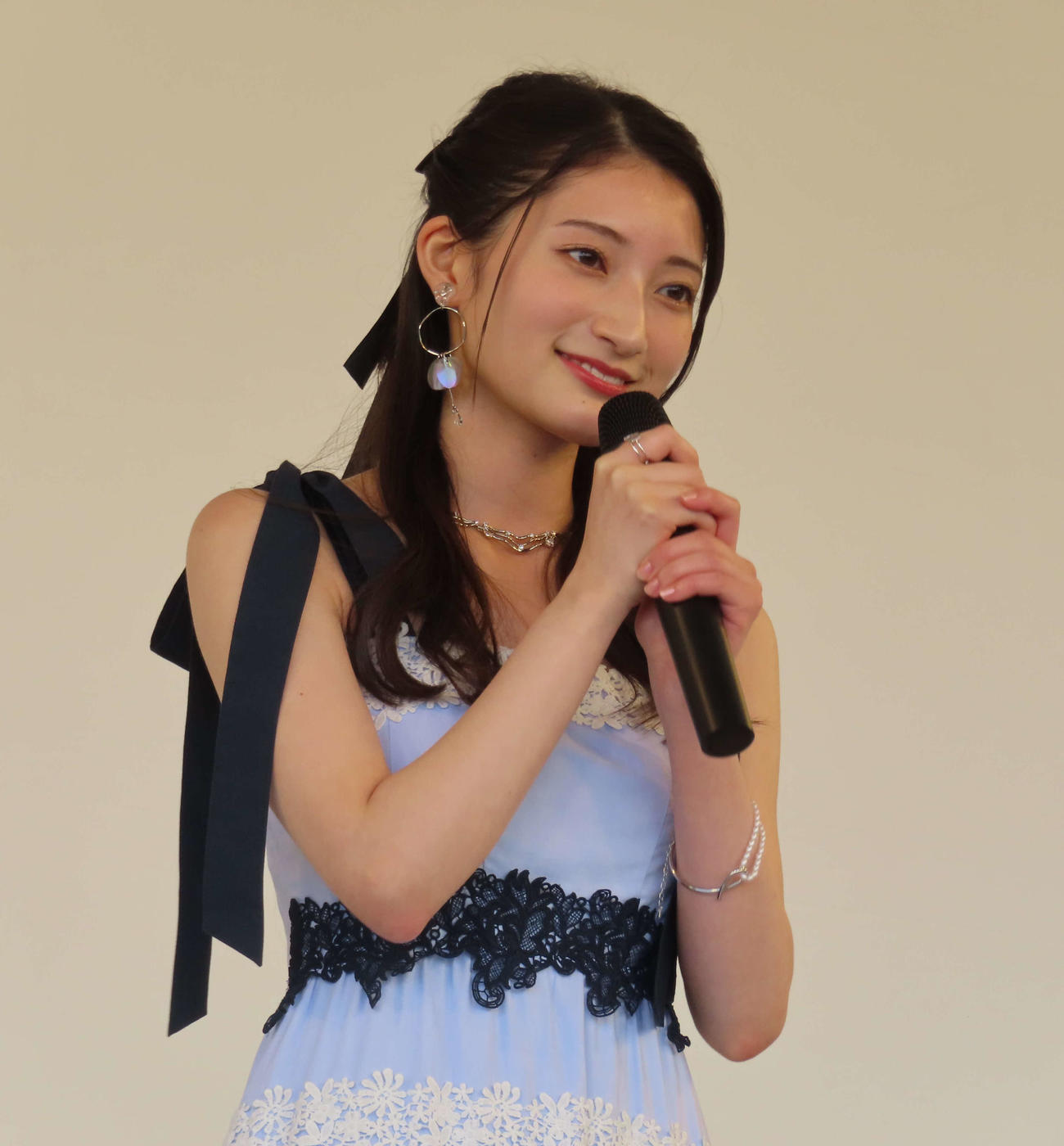 「ANISON SPECIAL LIVE」で歌う井上音生