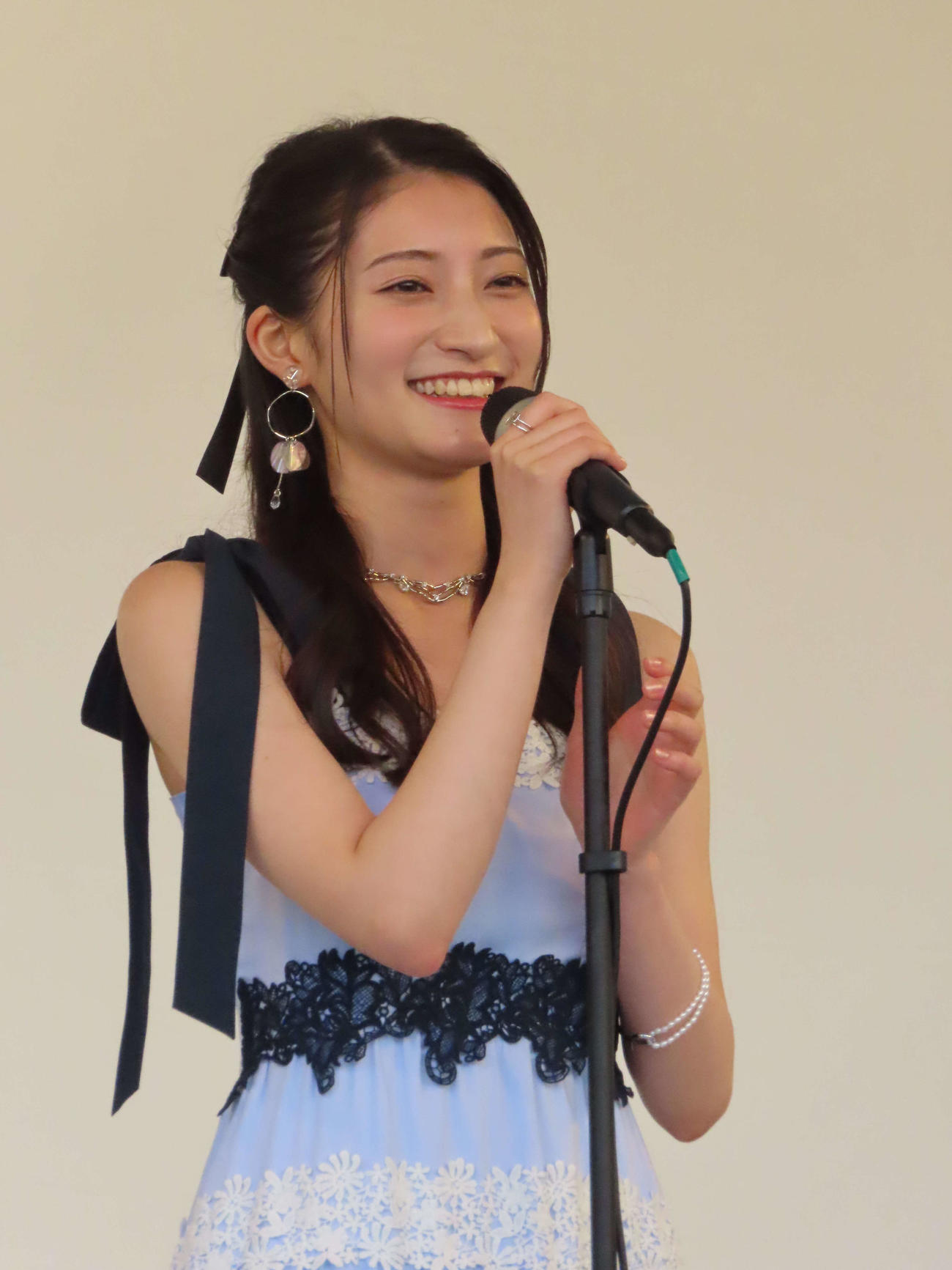 「ANISON SPECIAL LIVE」で歌う井上音生