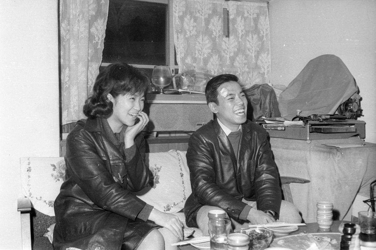 64年2月10日、結婚式当日の砂川啓介さん、大山のぶ代さん夫妻
