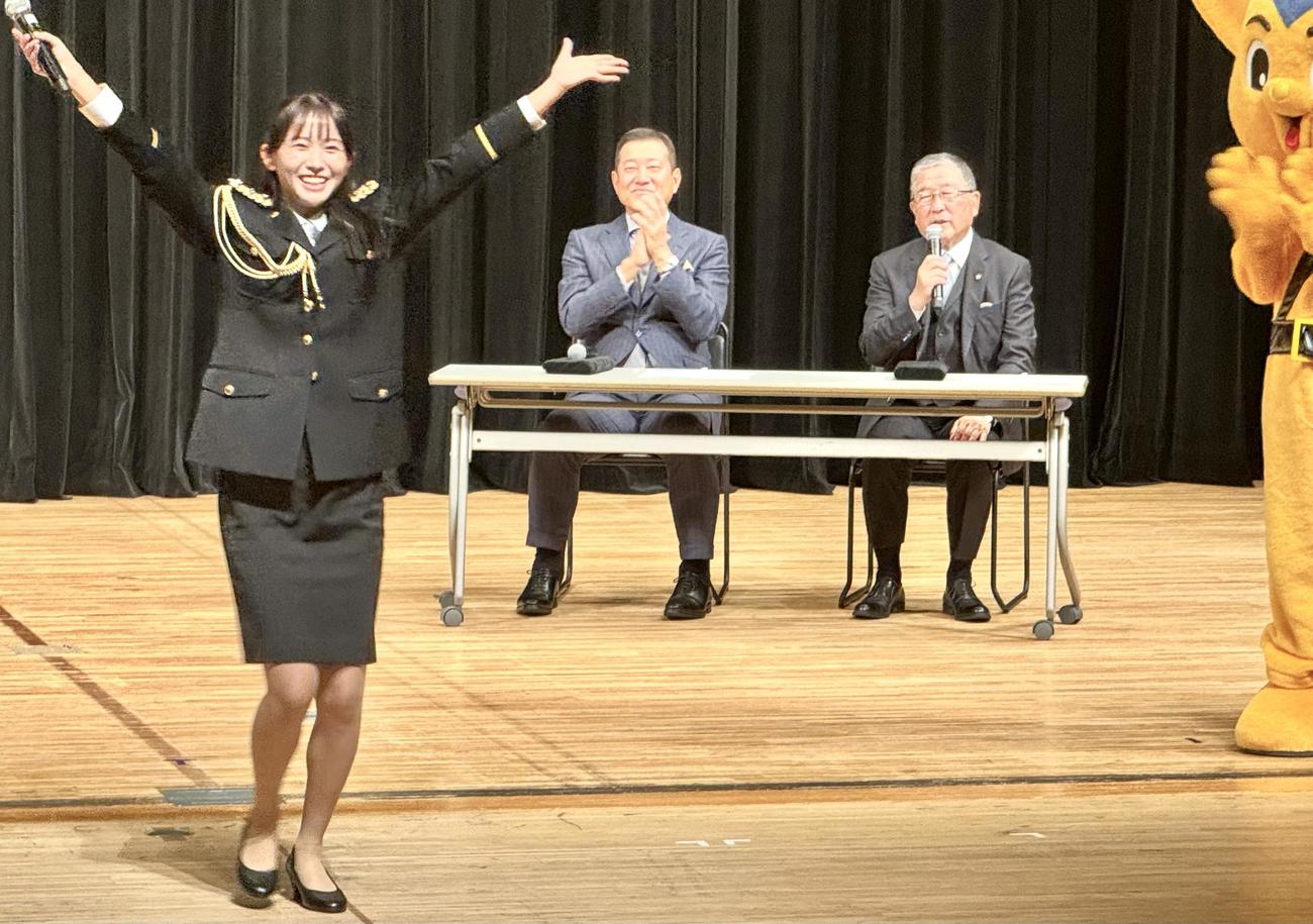 歌声を披露した志田音々（左）に拍手を送る原辰徳氏（中）と徳光和夫