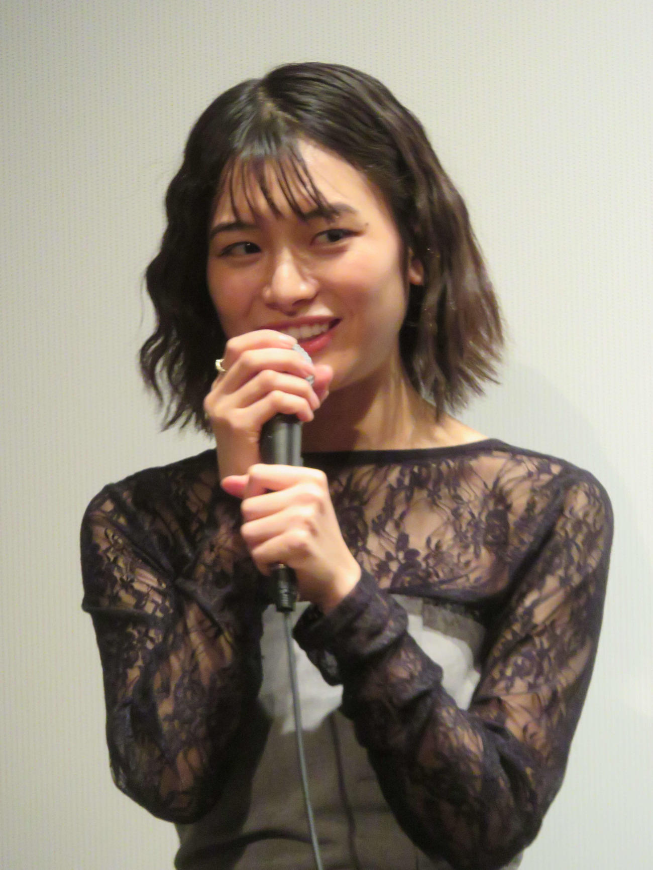 映画「カフネ」初日舞台あいさつに登壇した山崎翠佳（撮影・村上幸将）