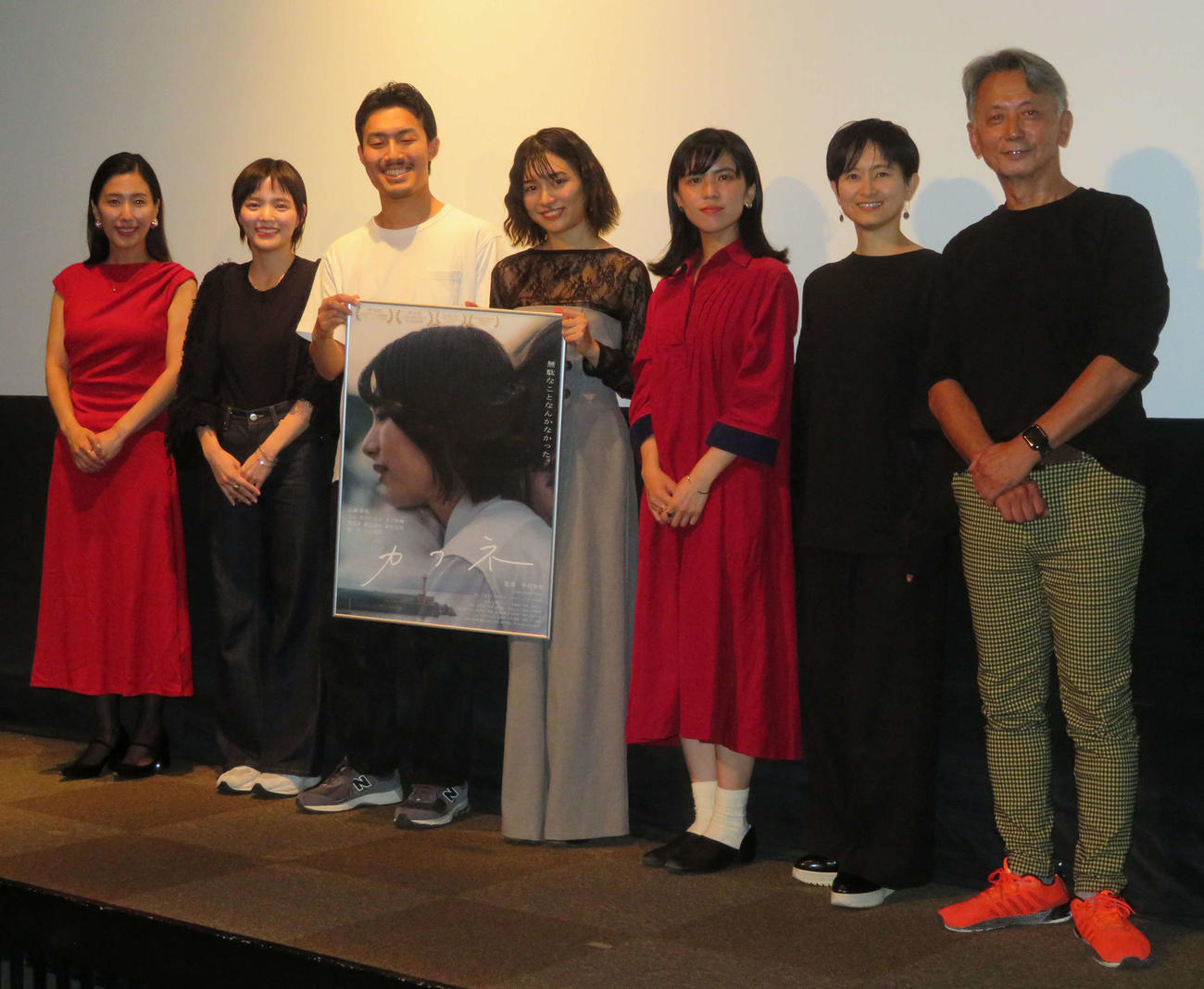 映画「カフネ」初日舞台あいさつに登壇した、左から澤真希、松本いさな、杵村春希監督、山崎翠佳、渡辺綾子、桜一花、入江崇史（撮影・村上幸将）