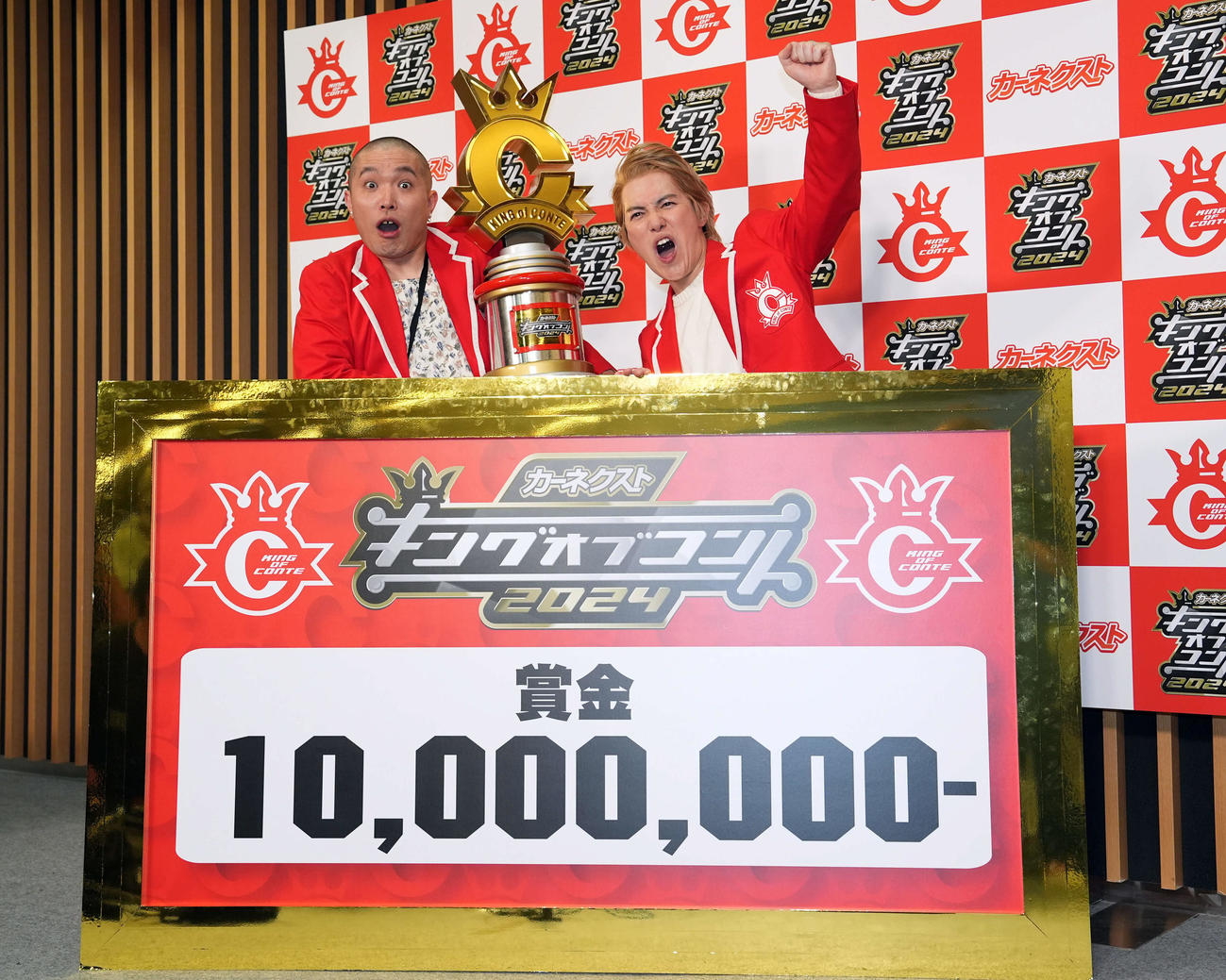 「キングオブコント2024」で優勝を飾りキングとなったラブレターズの塚本直毅（左）と溜口佑太朗（撮影・たえ見朱実）