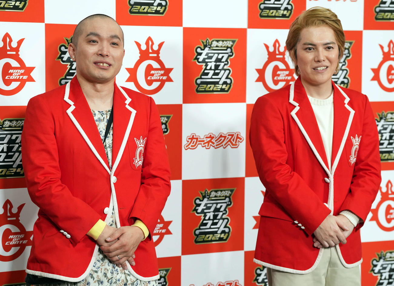 会見で涙ぐむラブレターズの塚本直毅（左）と溜口佑太朗（撮影・たえ見朱実）