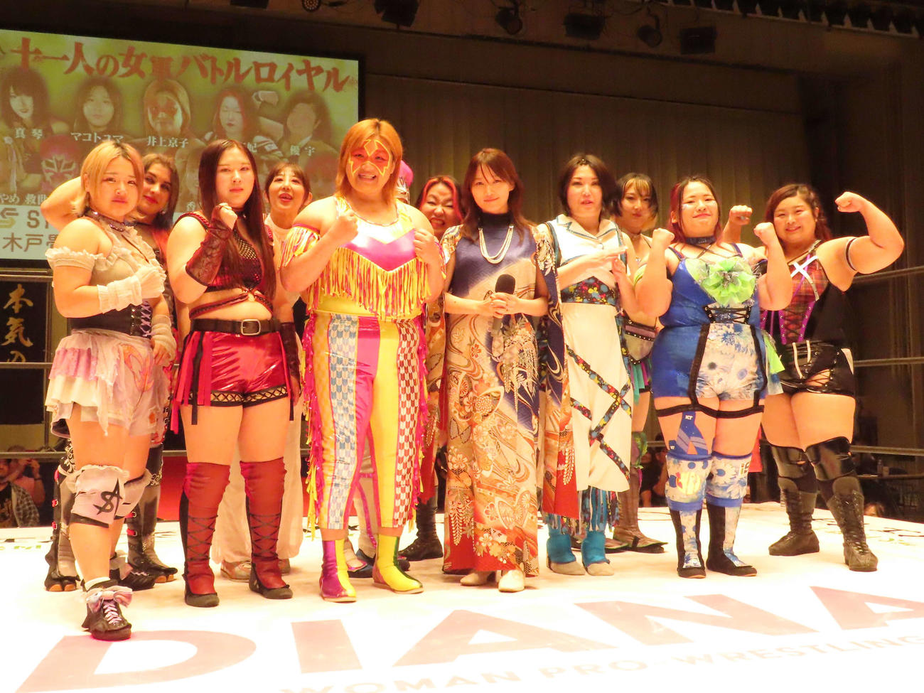 ワールド女子プロレス・ディアナのタイアップイベント「『十一人の女軍』バトルロイヤル」にスペシャルゲストとして登場した鞘師里保（中央）