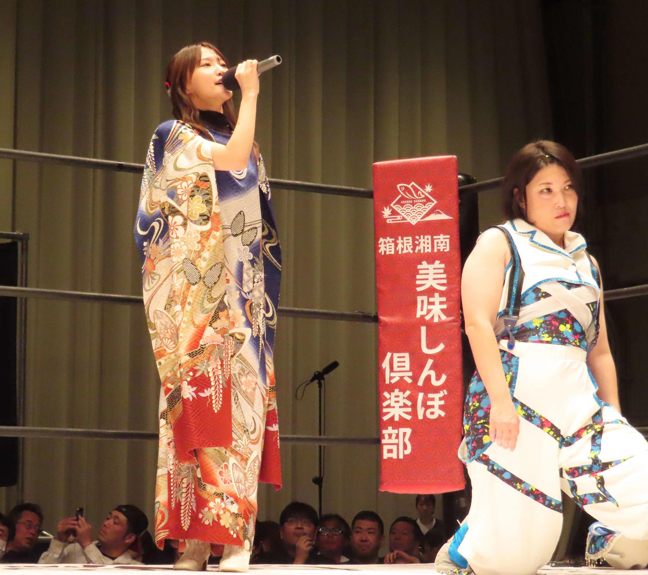 ワールド女子プロレス・ディアナのタイアップイベント「『十一人の女軍』バトルロイヤル」で、選手の呼び込みを行う鞘師里保（左）
