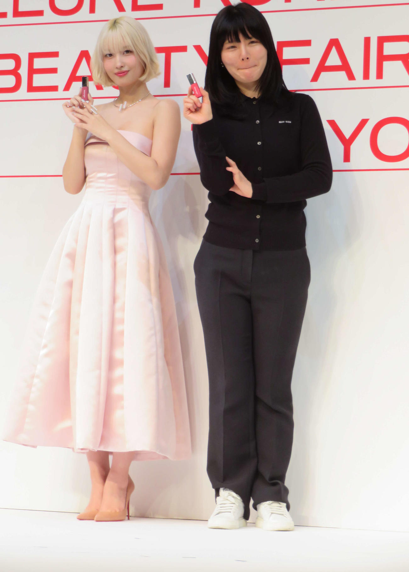 韓国の最新美容トレンドを体験できるイベントの発表会見を行ったTWICE MOMO（左）