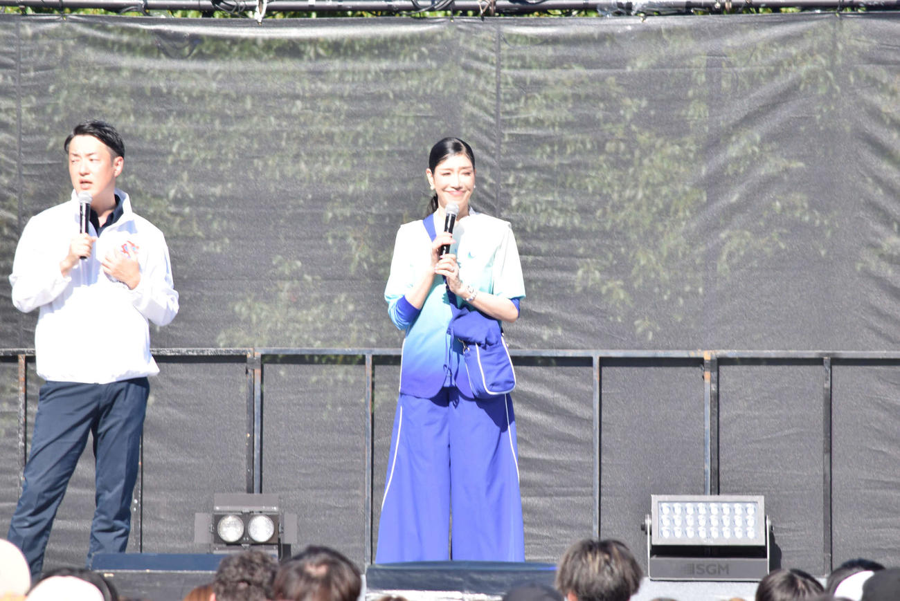 万博開幕6カ月前イベントに登場したアンミカ（右）（撮影・阪口孝志）